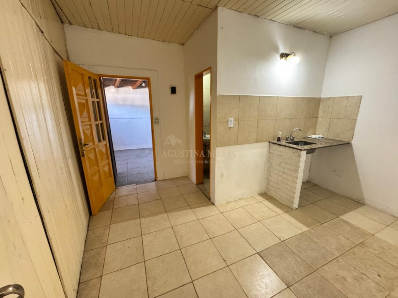 VENTA CASA DE 8 AMBIENTES CON LOCAL JOSE C PAZ