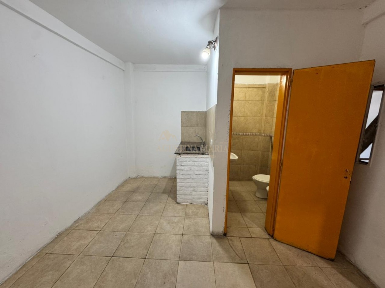 VENTA CASA DE 8 AMBIENTES CON LOCAL JOSE C PAZ