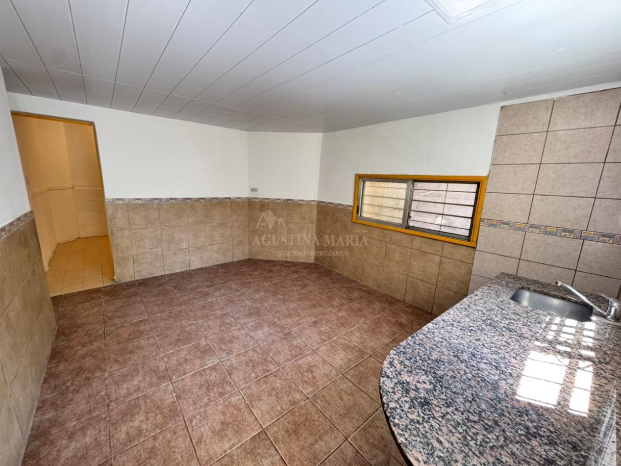 VENTA CASA DE 8 AMBIENTES CON LOCAL JOSE C PAZ