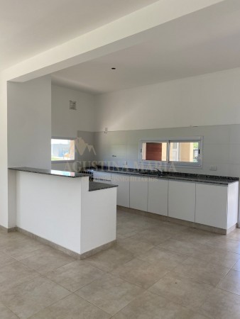 Venta casa 4 ambientes Santa Elena pilar del este