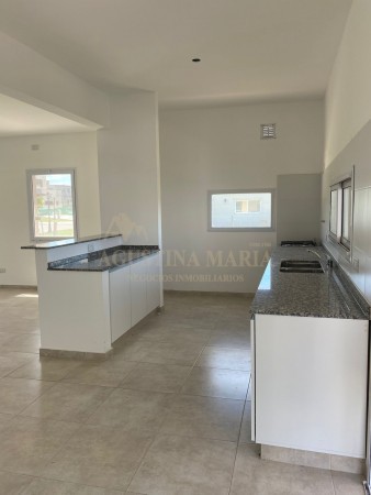 Venta casa 4 ambientes Santa Elena pilar del este