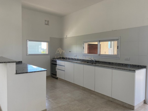 Venta casa 4 ambientes Santa Elena pilar del este