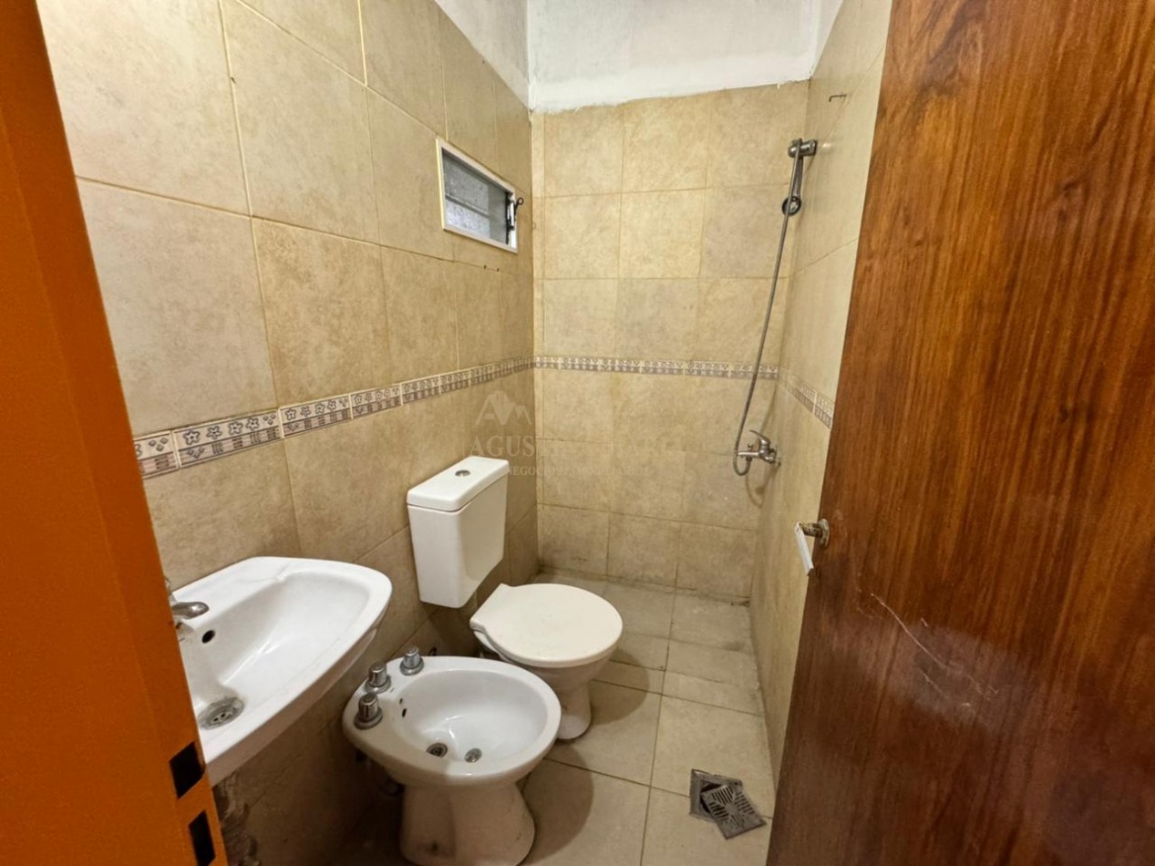 VENTA CASA DE 8 AMBIENTES CON LOCAL JOSE C PAZ