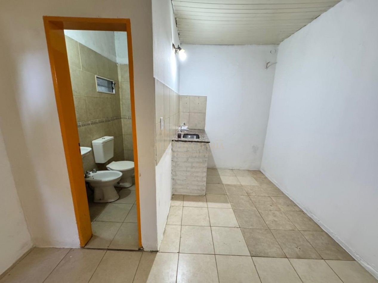 VENTA CASA DE 8 AMBIENTES CON LOCAL JOSE C PAZ