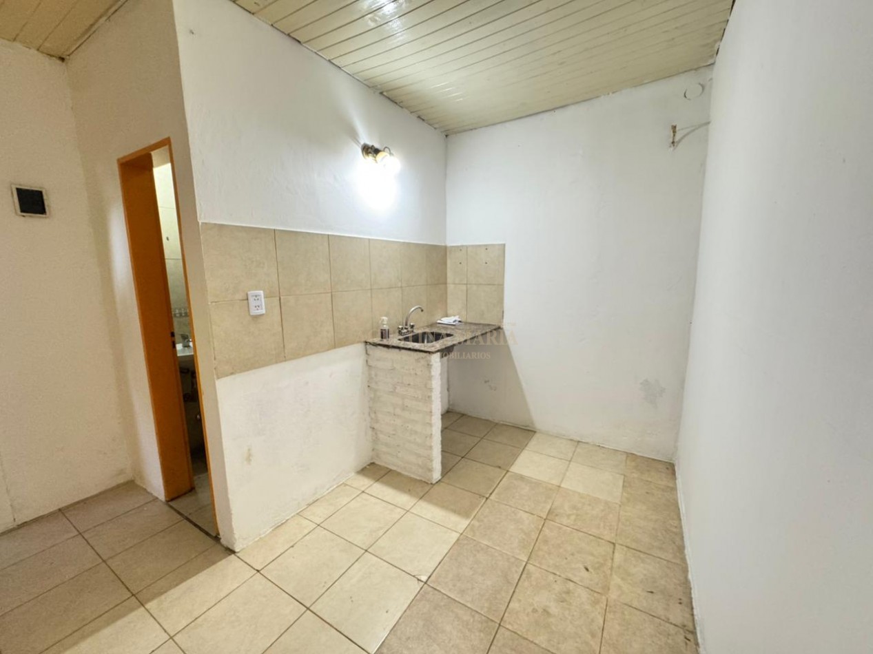 VENTA CASA DE 8 AMBIENTES CON LOCAL JOSE C PAZ