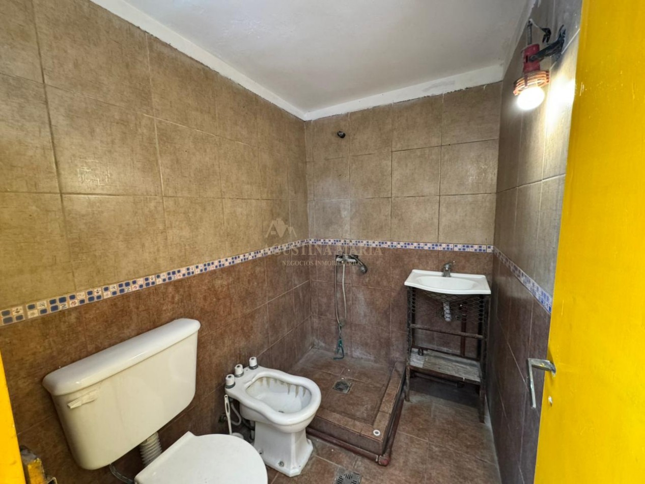 VENTA CASA DE 8 AMBIENTES CON LOCAL JOSE C PAZ