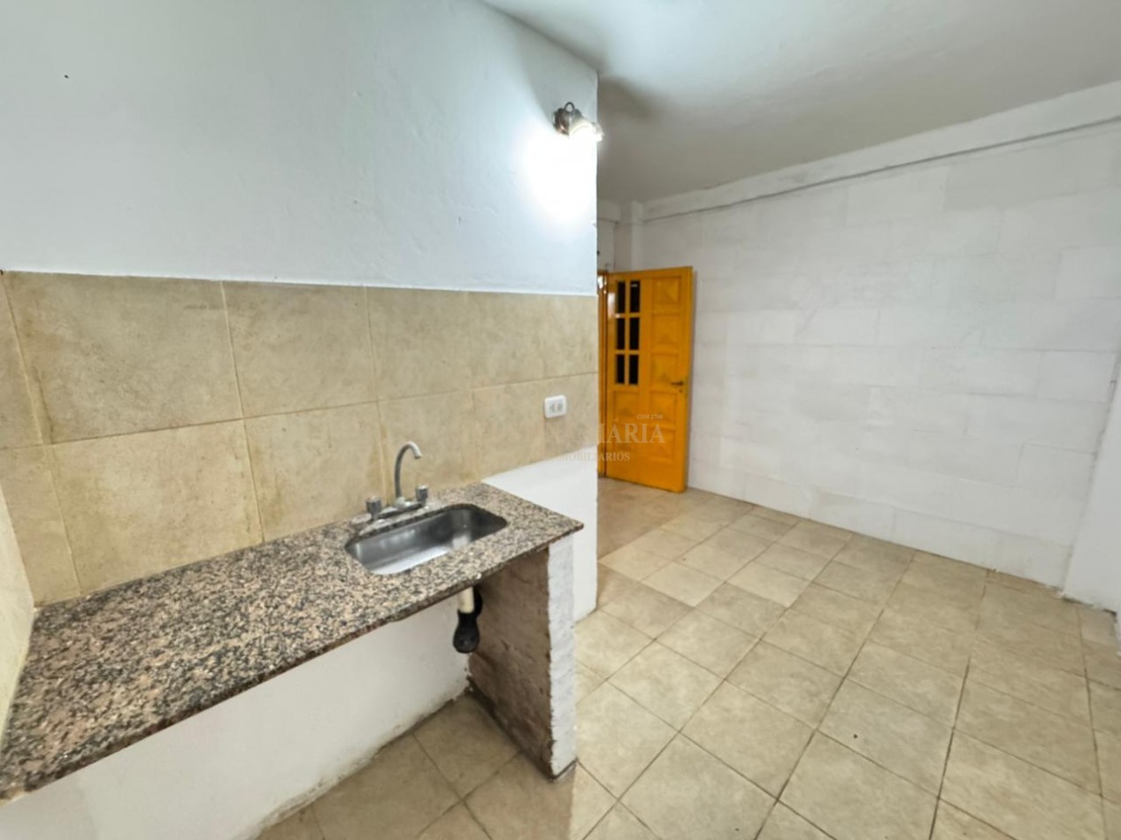 VENTA CASA DE 8 AMBIENTES CON LOCAL JOSE C PAZ