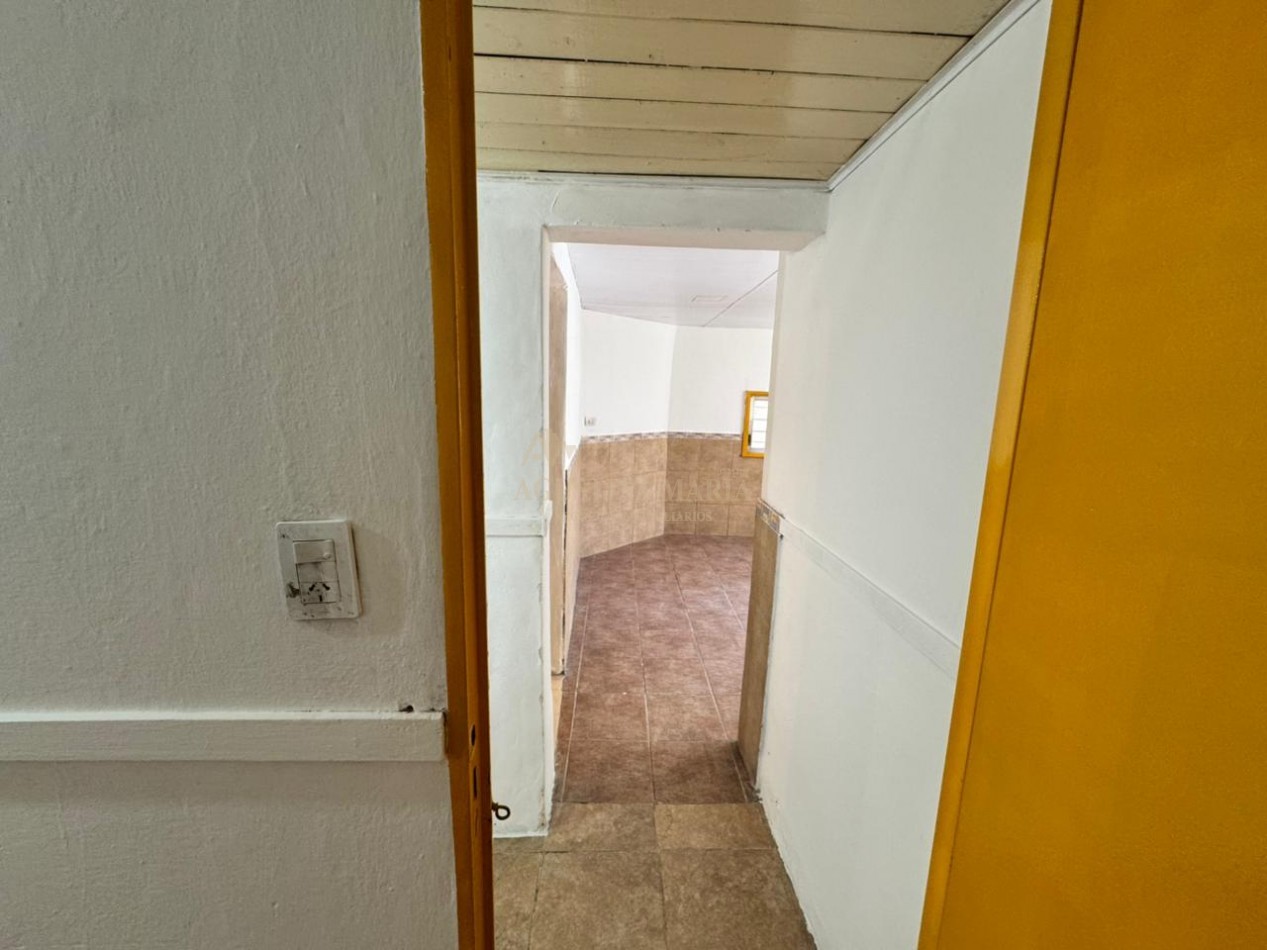 VENTA CASA DE 8 AMBIENTES CON LOCAL JOSE C PAZ