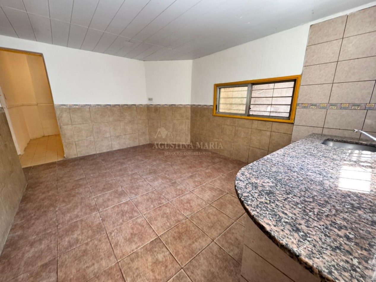 VENTA CASA DE 8 AMBIENTES CON LOCAL JOSE C PAZ