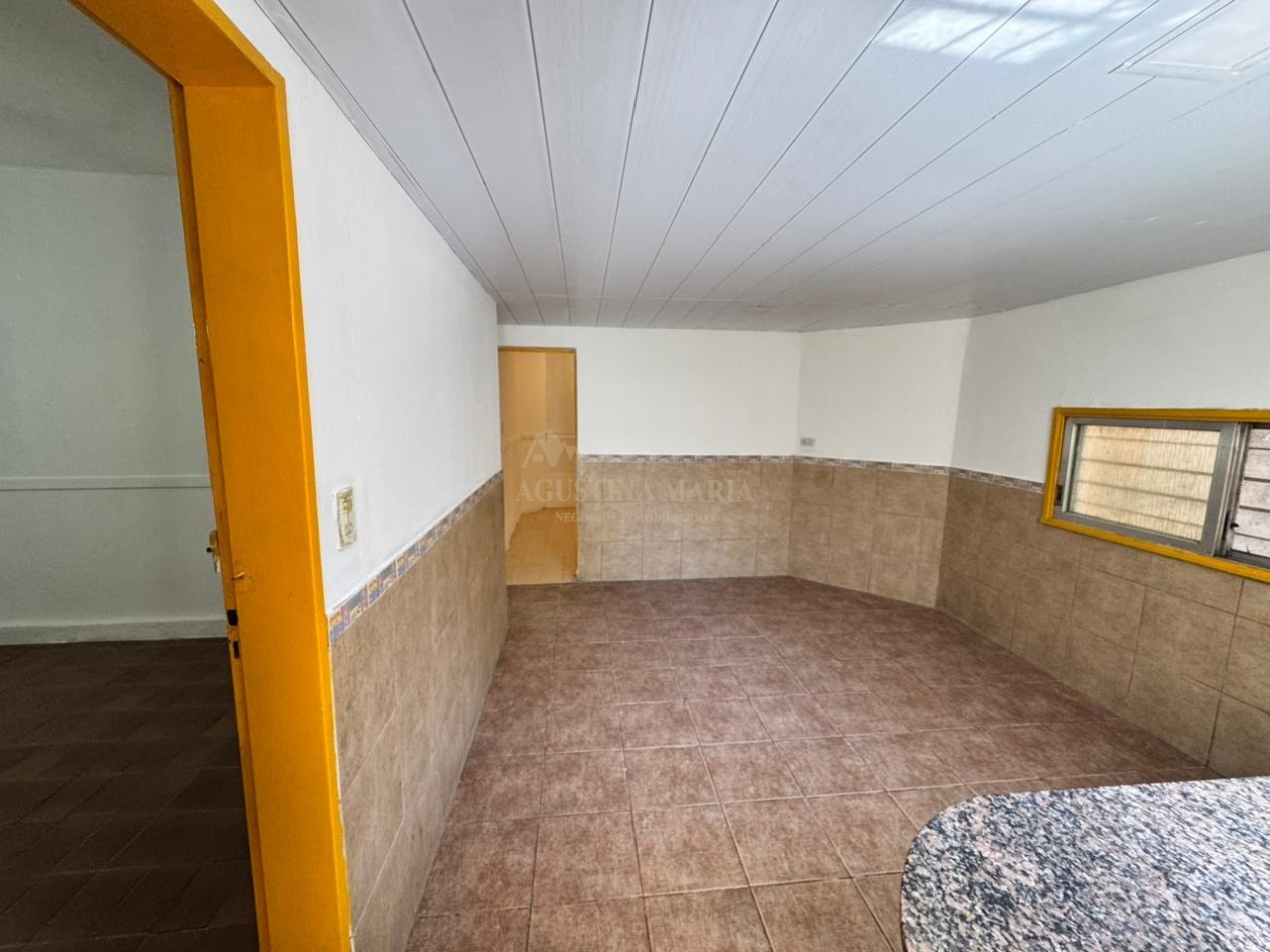 VENTA CASA DE 8 AMBIENTES CON LOCAL JOSE C PAZ