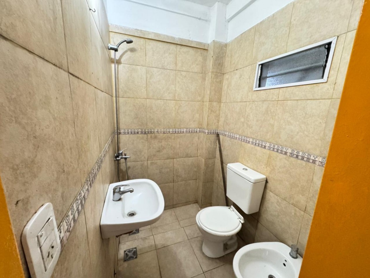 VENTA CASA DE 8 AMBIENTES CON LOCAL JOSE C PAZ